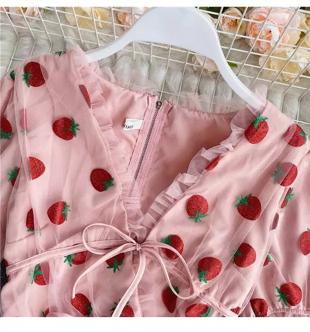 SWEET STRAWBERRY V-COLLAR SHIRT BY96333